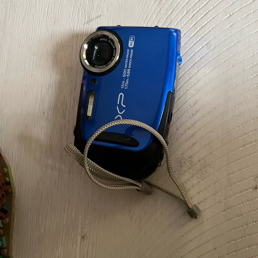 Digital Camera with rechargeable battery pack and cord!